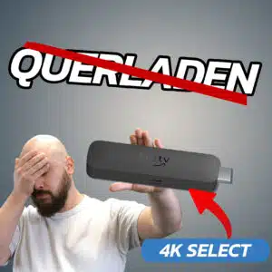 Dominik mit dem Fire TV Stick 4K Select, darüber ist "querladen" durchgestrichen