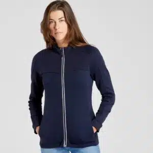Damen-Unterziehjacke bei Decathlon, eine Frau trägt sie