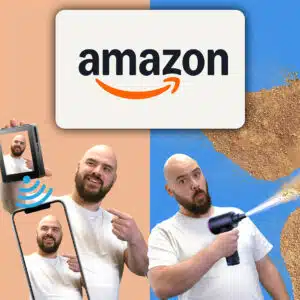 Amazon Logo, man sieht Dominik mit 2 Amazon Gadgets