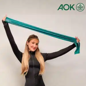 Frau, die ein Fitness-Band hält, oben rechts AOK-Logo