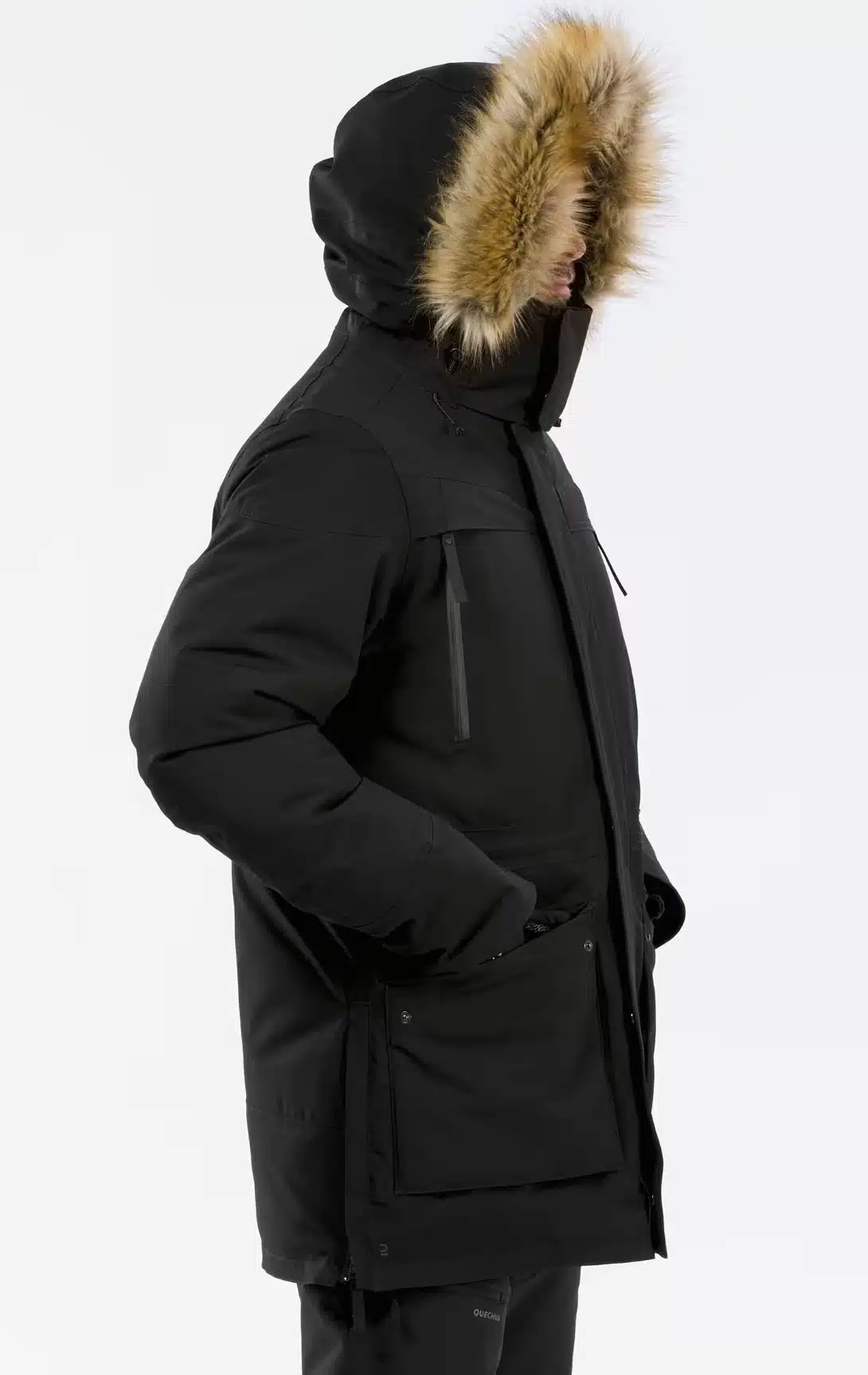 Mann im schwarzen Herren-Parka von Quechua von der Seite