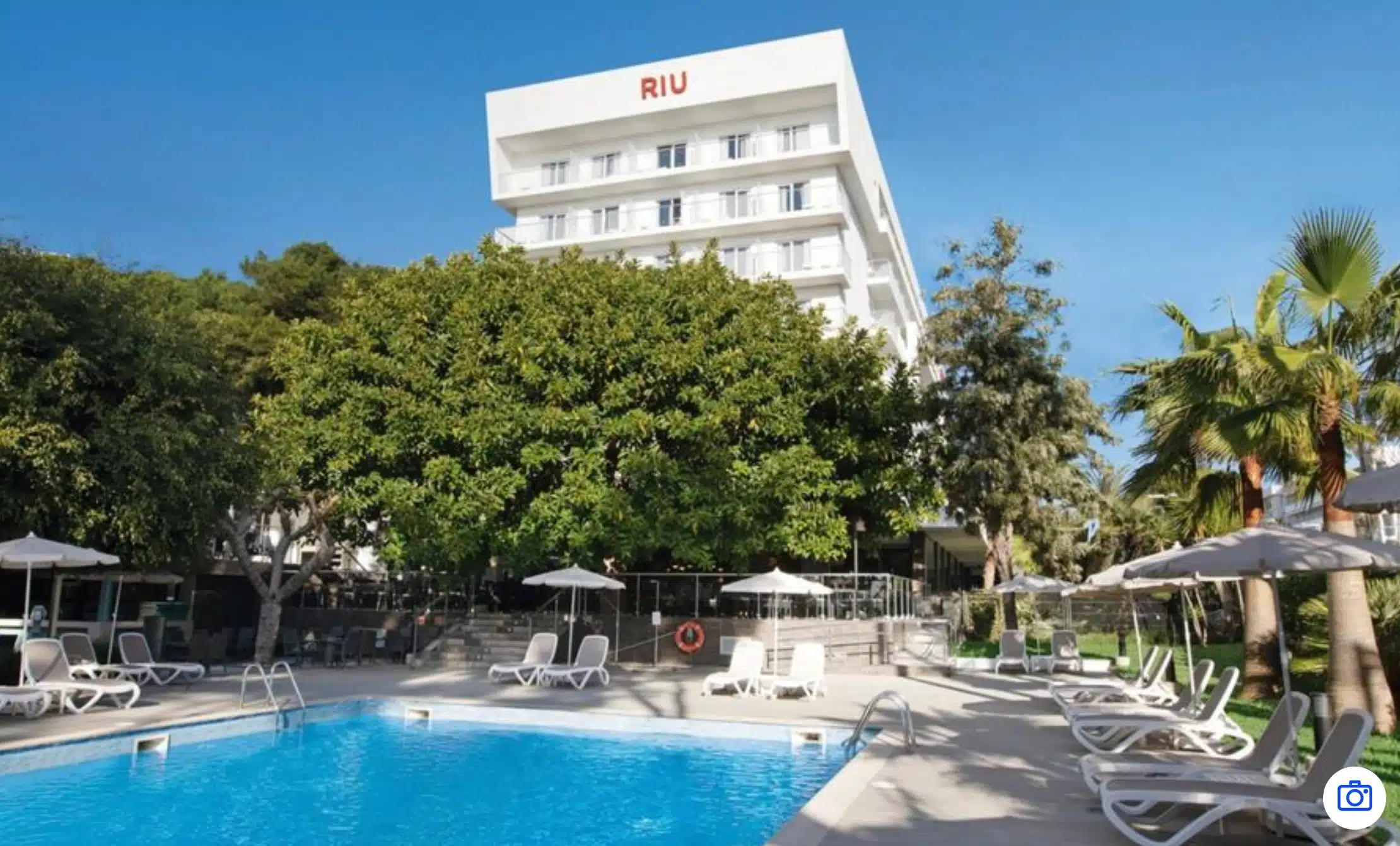 RIU Hotel von außen mit Pool