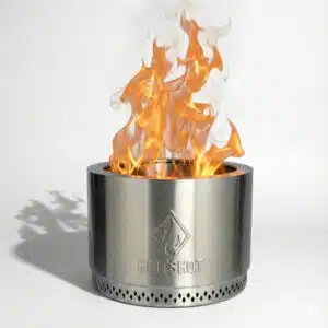 Raucharmes Feuerfass in Silber, das Feuer brennt.