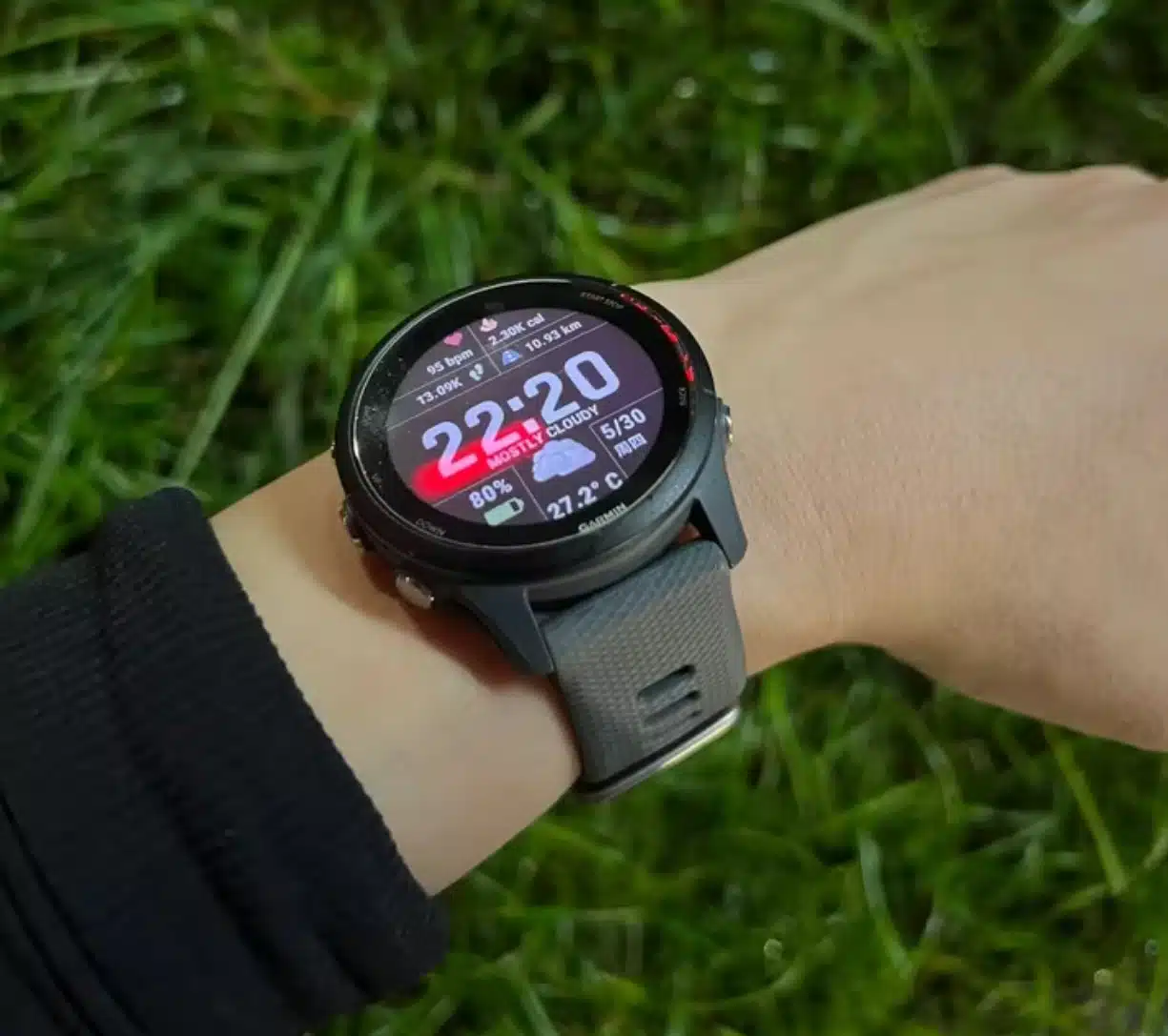 Graue Smartwatch Garmin Forerunner 255 angelegt an einem Handgelenk