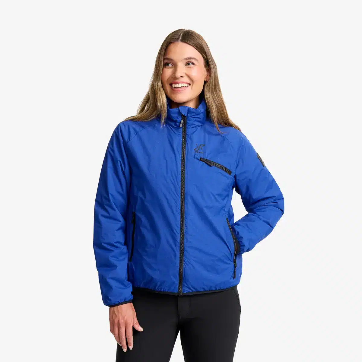 Blonde Dame mit einer blauen Jacke von RevolutionRace