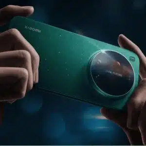 Hände, die mit dem Xiaomi 17 Ultra ein Foto machen, im Hintergrund Weltall