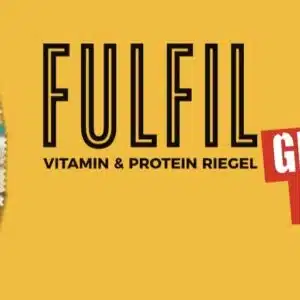 FULFIL gratis testen Aktion: Die FULFIL Proteinriegel vor gelbem Hintergrund, dazu die Aufschrift FULFIL gratis testen