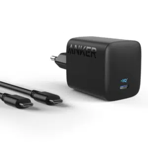 Das Anker Ladegerät in der Ansicht von vorn, daneben ein Ladekabel