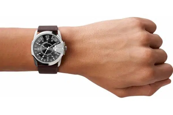 Diesel Master Chief Herrenuhr mit Edelstahlgehäuse und braunem Lederarmband am Handgelenk
