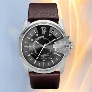 Diesel Master Chief Herrenuhr mit Edelstahl-Gehäuse und braunem Lederarmband in der Ansicht von vorn