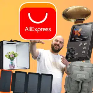 DealDoktor-Redakteur Dominik umgeben von AliExpress-Produkten, in der Mitte ein AliExpress-Logo
