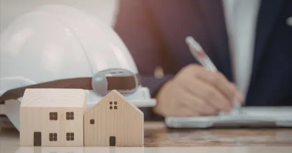 Mann am Schreibtisch