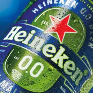 Heineken gratis testen Aktion: Ausschnitt einer Flasche Heineken 0.0 vor blauem Hintergrund