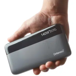 Intenso Powerbank HE25000 in Grau mit schwarzem Streifen, festgehalten von einer Hand