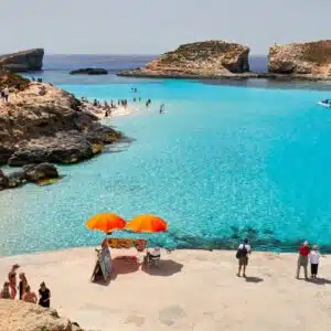 Strand mit Leuten auf Malta