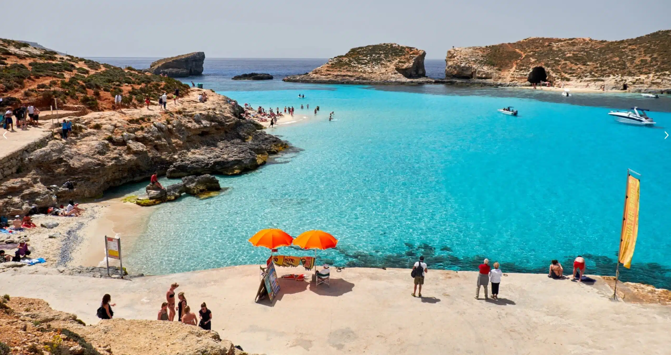 Strand mit Leuten auf Malta