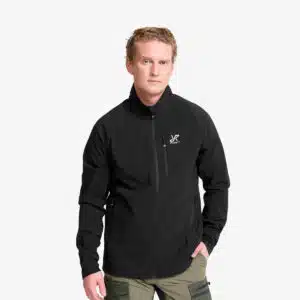 Mann mit der RevolutionRace Exciter Stretch Jacke in Schwarz