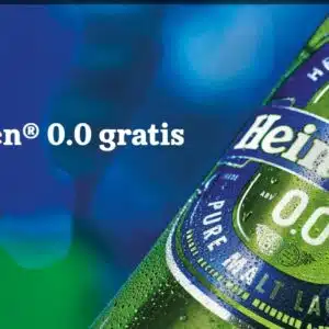 Heineken gratis testen: Eine Heineken 0.0 Flasche vor blauem HIntergrund