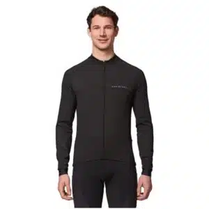 Mann im langärmeligen Radtrikot