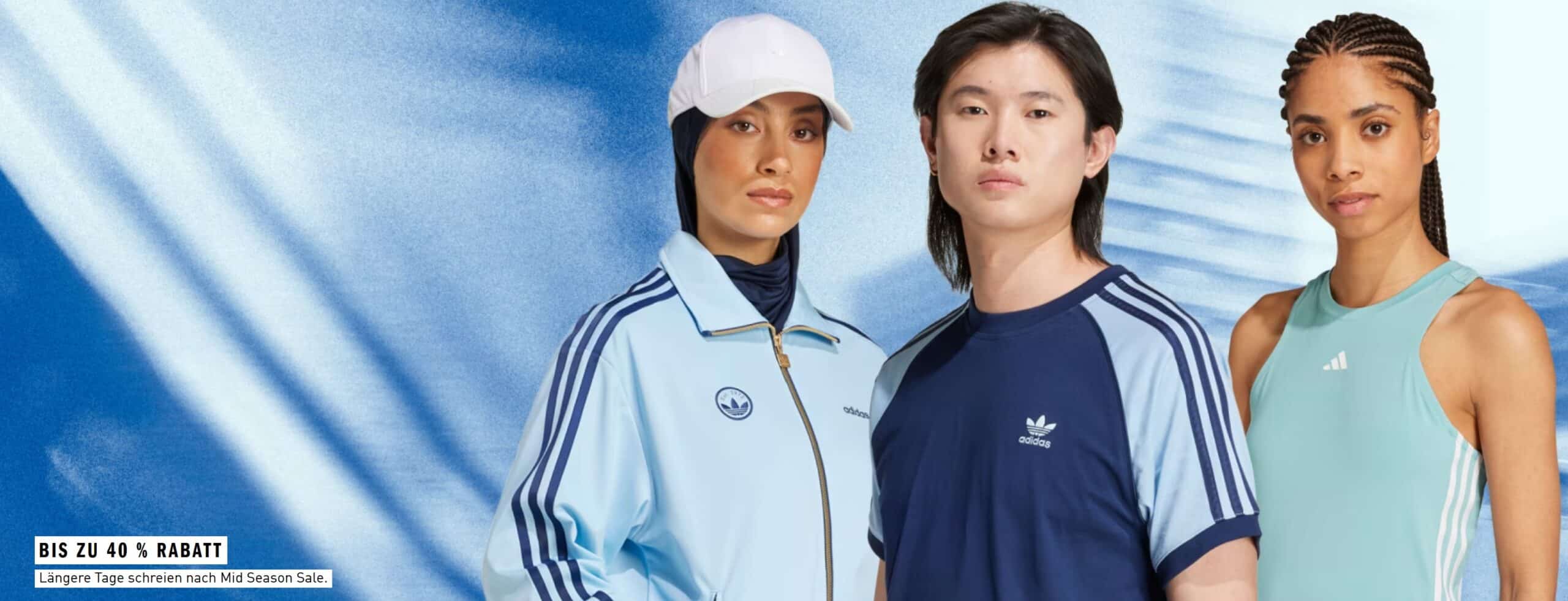 Banner vom adidas Mid Season Sale mit bis zu 40% Rabatt, man sieht drei Leute mit adidas Kleidung