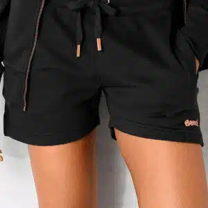 Frau mit Bench Shorts
