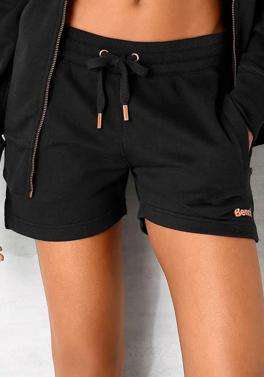 Frau mit Bench Shorts
