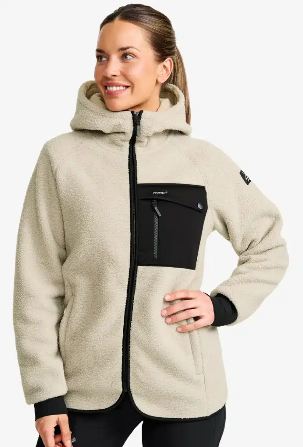Dame mit dem RevolutionRace Sherpa Hoodie