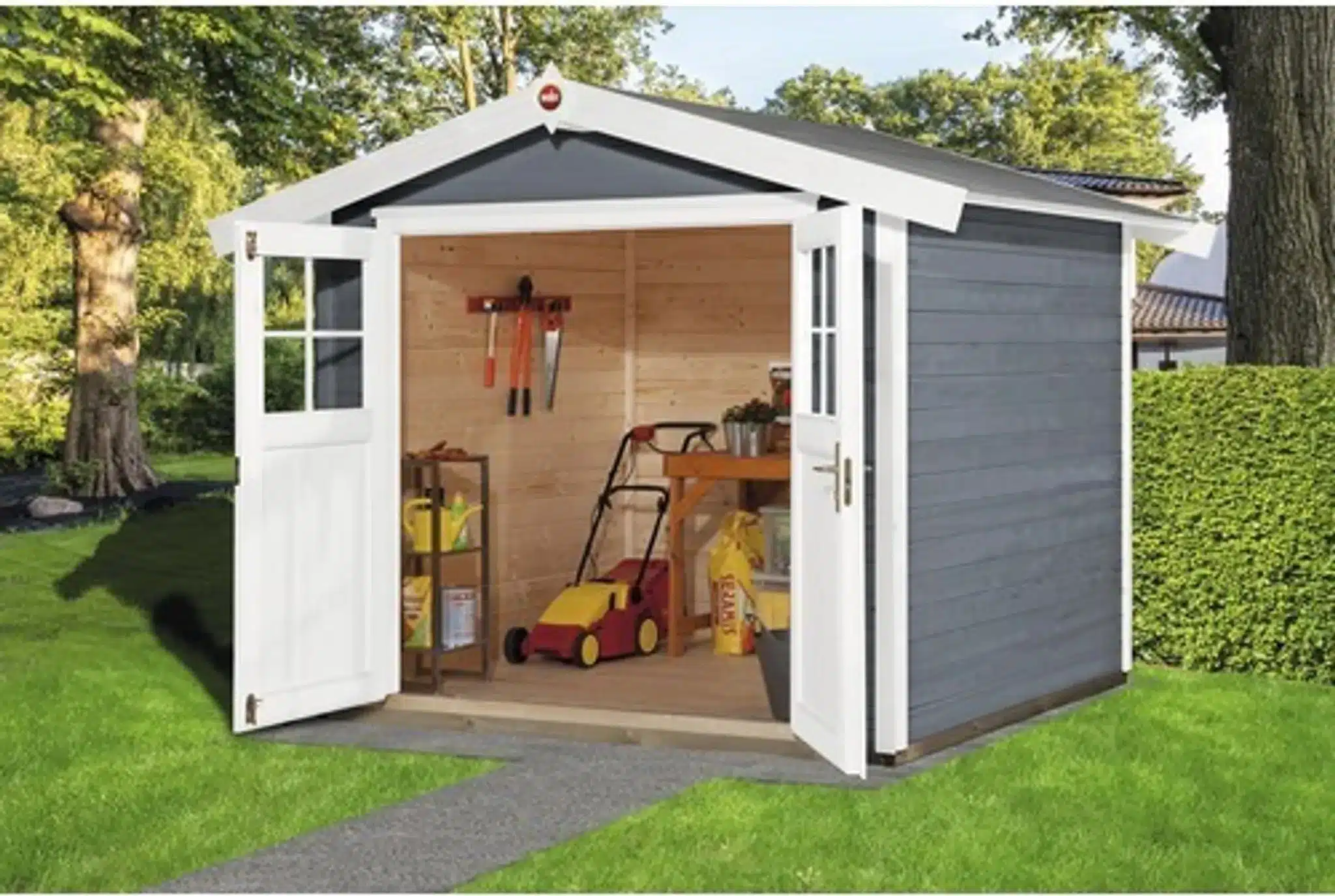 Gartenhaus von Weka - Türen stehen offen, innen Gartengeräte