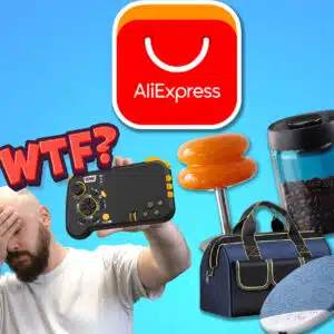 AliExpress-Logo oben, rechts diverse Produkte, links Dominik, der ein Gaming-Handheld hält, darüber steht "wtf?"