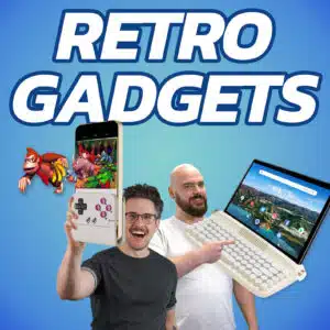 Zwei Männer präsentieren begeistert Technik-Produkte vor einem blauen Hintergrund mit der großen Aufschrift „RETRO GADGETS“. Links wird ein Smartphone in einem grauen, Gameboy-ähnlichen Controller gehalten, auf dem ein Donkey-Kong-Spiel läuft. Rechts zeigt ein bärtiger Mann auf ein Tablet, das in einer cremefarbenen Tastatur im Retro-Schreibmaschinen-Stil steckt.