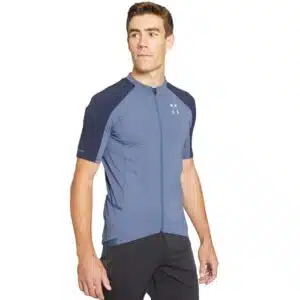 Mann mit einem hellblauen Radtrikot von Decathlon