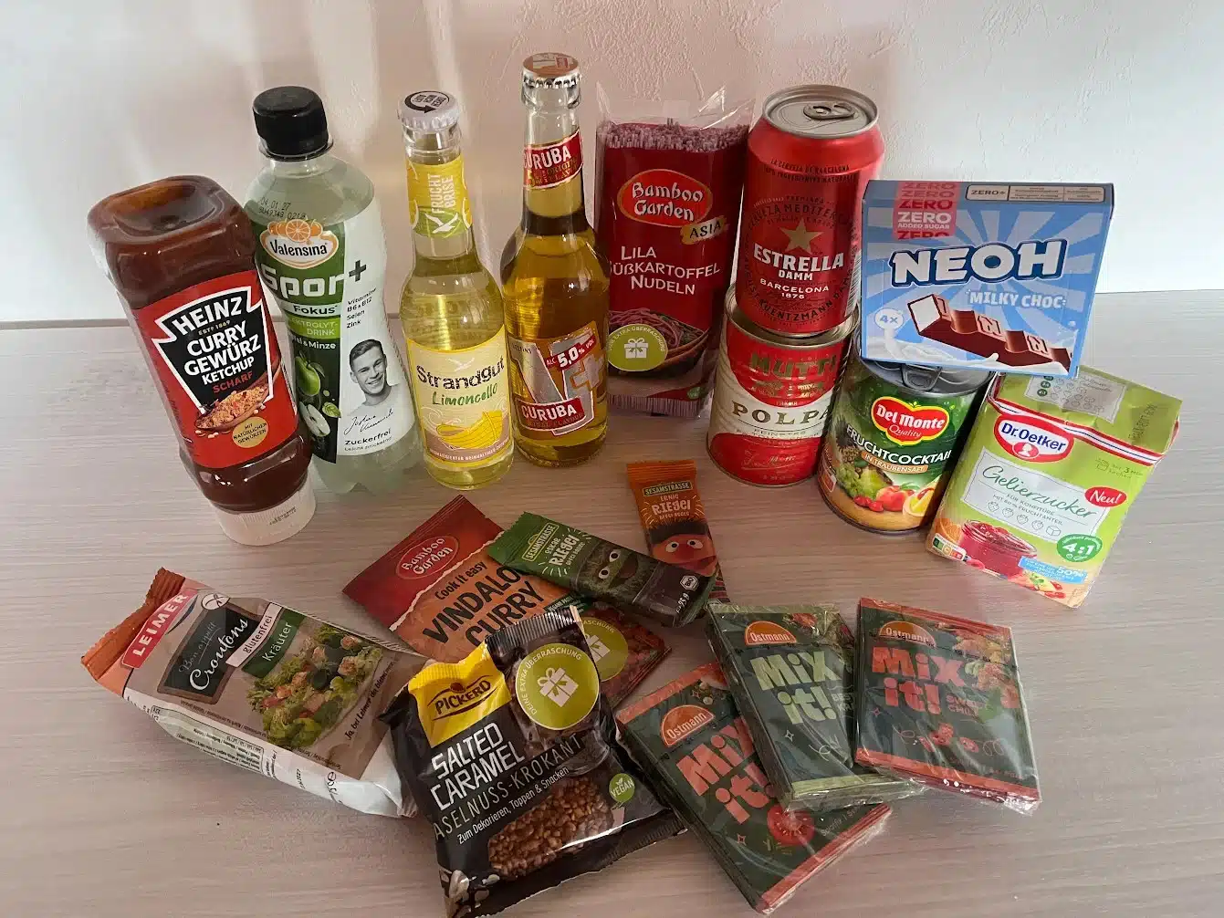 Inhalt der DegustaBox von Juni mit vielen Lebensmitteln