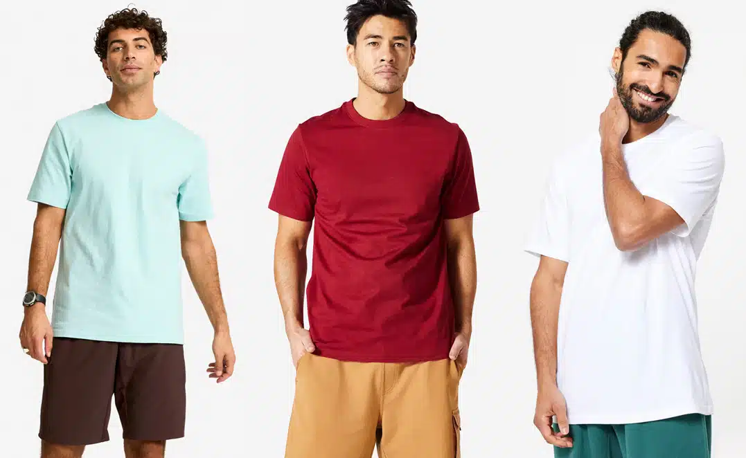 3 Männer mit Domyos Herren-Shirts von Decathlon in verschiedenen Farben