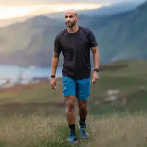 Mann im Feld mit blauen Shorts