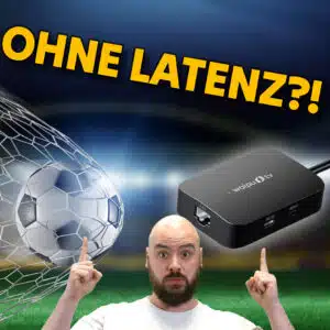 Teaser-Bild mit der gelben Aufschrift „OHNE LATENZ?!“. Ein überraschter Mann zeigt auf einen Fußball im Tornetz und einen schwarzen waipu.tv-LAN-Adapter vor einem Stadion-Hintergrund.