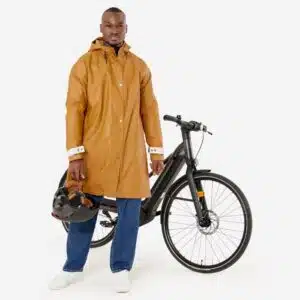 Mann im Fahrrad-Parka neben einem Fahrad
