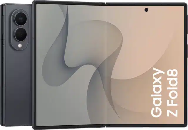 Produktansicht des Samsung Galaxy Z Fold8 in Dunkelgrau. Links im Hintergrund befindet sich leicht versetzt die Rückseite des Smartphones mit einem ovalen Kameramodul. Im Vordergrund erstreckt sich das weit aufgeklappte Innendisplay mit einem geschwungenen, beige-grauen Hintergrundbild und dem vertikalen weißen Schriftzug „Galaxy Z Fold8“.