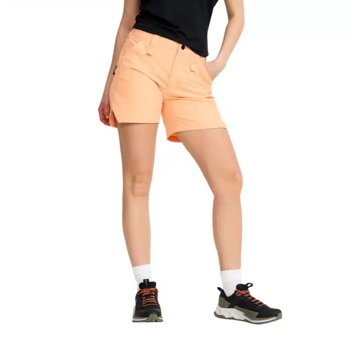 Dame mit Hike & Dive Shorts Damen