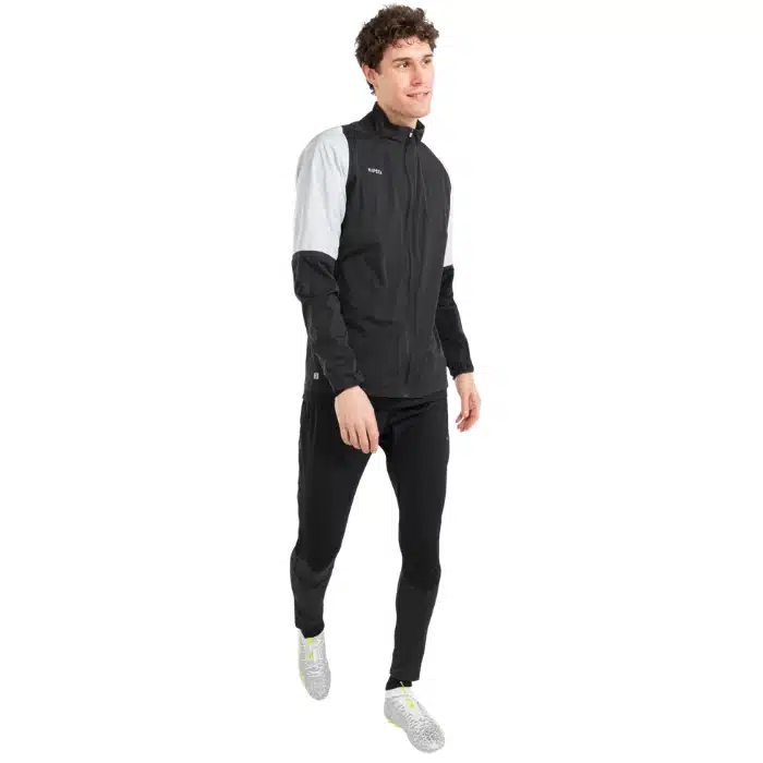 Mann mit der Kipsta Fußball-Regenjacke von Decathlon