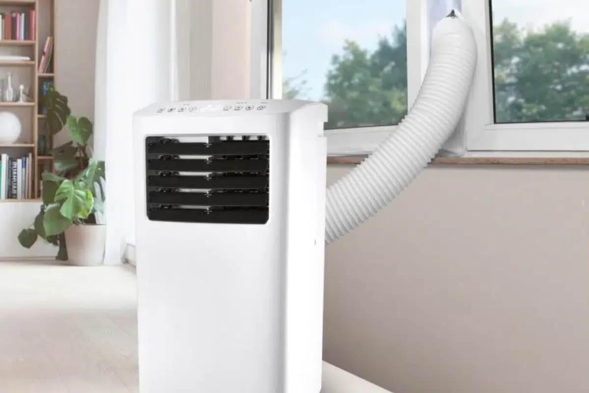 Lidl Klimaanlage im Angebot: die Tronic Klimaanlage für 199€ am Fenster in einem Wohnraum