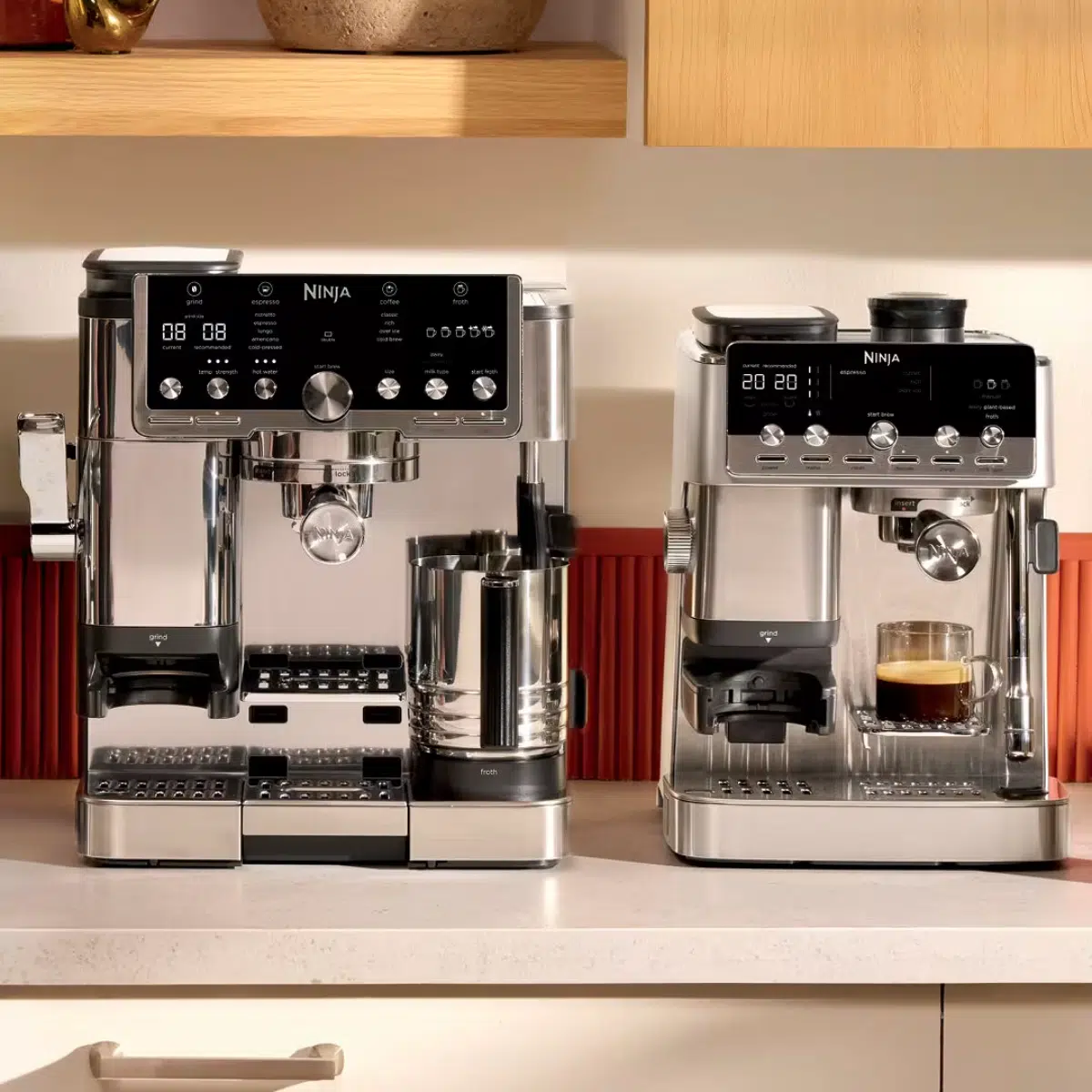 Größenvergleich: Die neue Ninja Luxe Café MINI Plus Kaffeemaschine neben der Ninja Luxe Café Pro