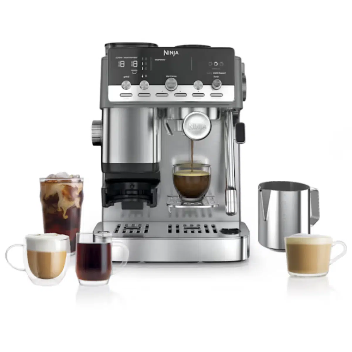 Die Ninja Luxe Café MINI Plus Kaffeemaschine von vorn, umgeben von verschiedenen Kaffee-Zubereitungen und einem silbernen Milchkännchen