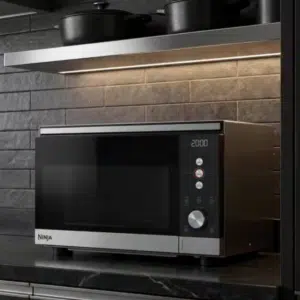 Ninja Crispi Microwave: Mikrowelle und Heißluftfritteuse in einem Gerät, im Bild auf einer Küchen-Arbeitsplatte zu sehen