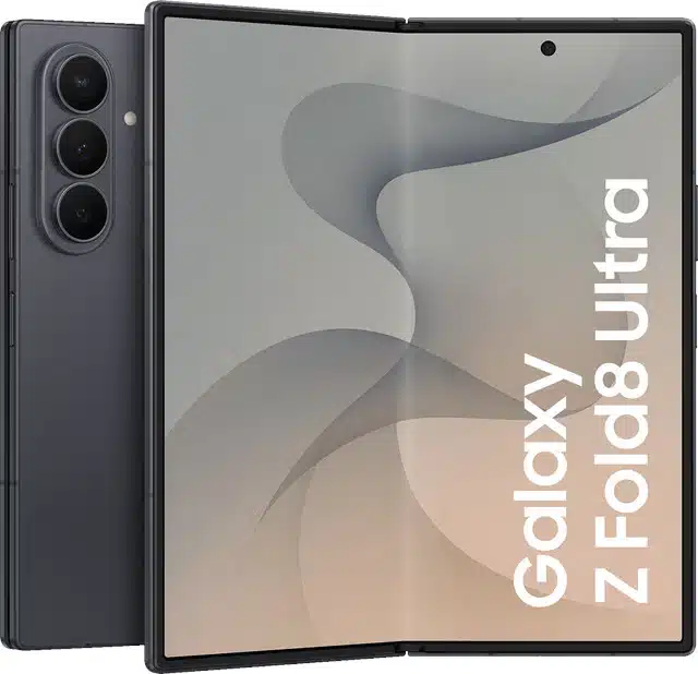 Produktansicht des Samsung Galaxy Z Fold8 Ultra in Dunkelgrau. Links ist leicht versetzt im Hintergrund die Rückseite des Smartphones mit der vertikalen Triple-Kamera und LED-Blitz zu sehen. Im Vordergrund befindet sich das großflächig aufgeklappte Innendisplay mit einem abstrakten, geschwungenen Hintergrundbild und dem großen weißen Schriftzug „Galaxy Z Fold8 Ultra“.