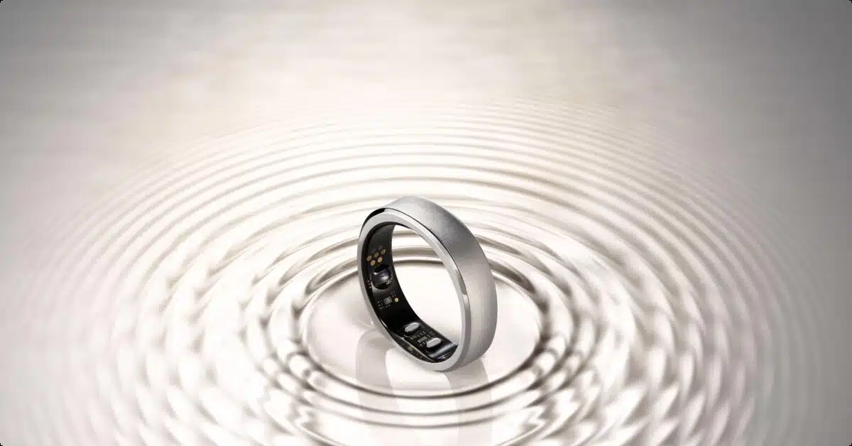 RingConn Gen 3 in Silber mit sichtbaren Sensoren auf der Innenseite