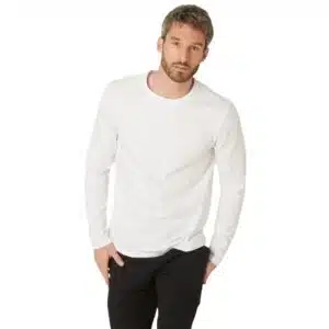 Mann in weißem Domyos Langarmshirt