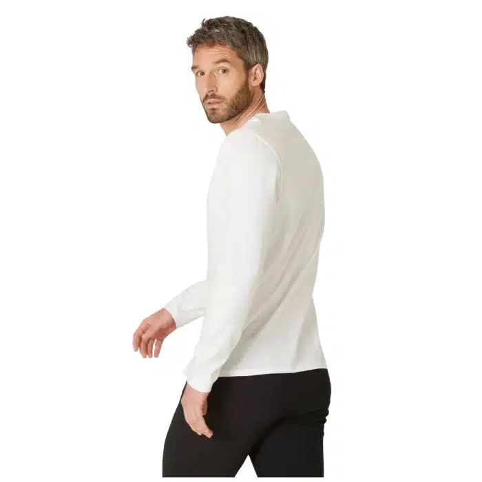 Mann mit weißem Langarmshirt von Domyos bei Decathlon