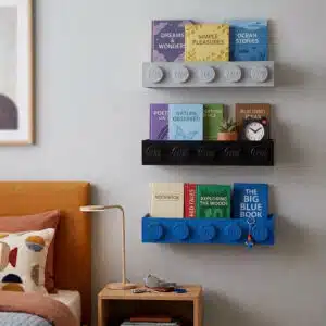 Schlafzimmer mit drei Wandregalen von Lego