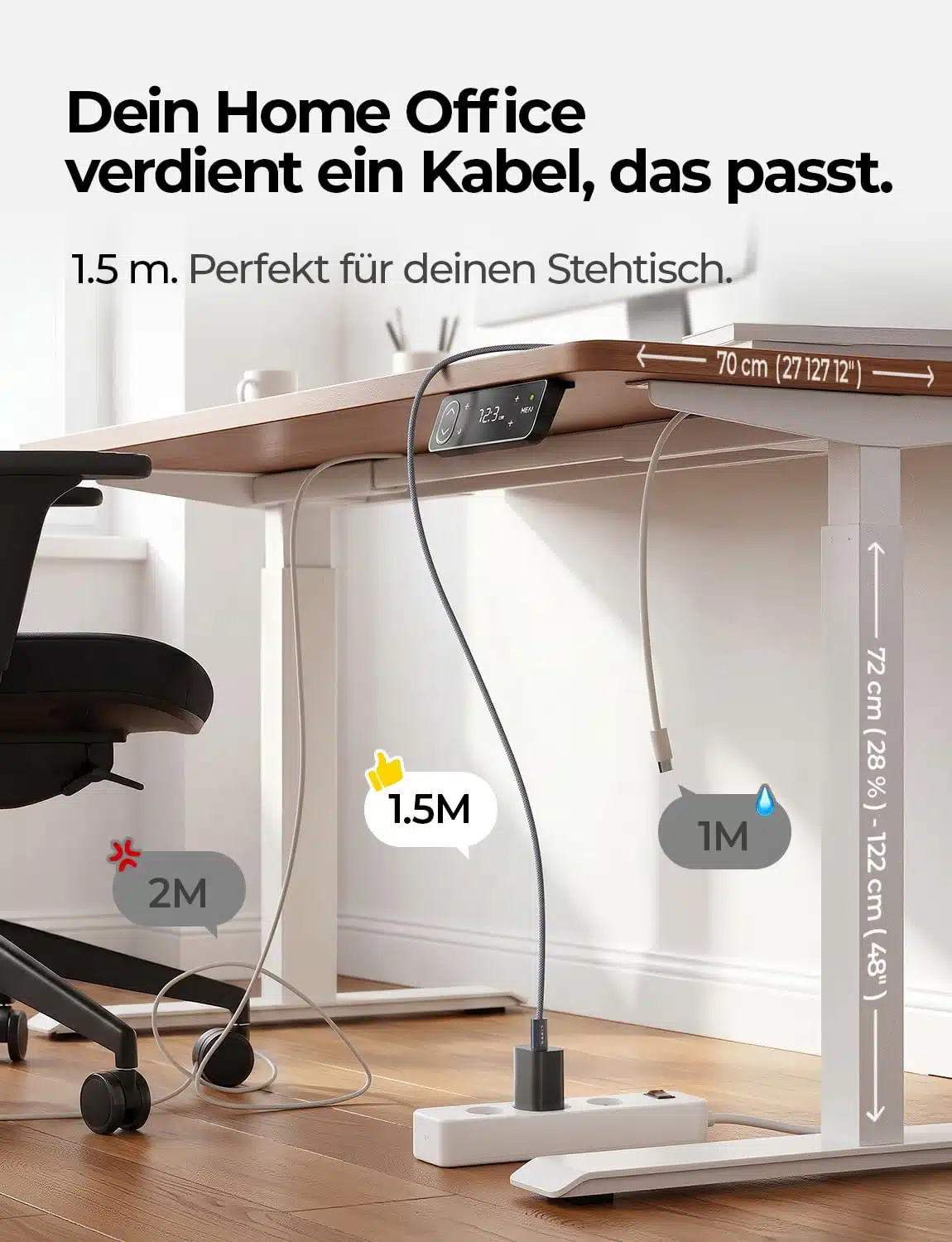 Infografik zur perfekten Kabellänge an einem höhenverstellbaren Schreibtisch: Das 1,5 m lange Kabel reicht optimal von der Steckdosenleiste am Boden bis zur Tischplatte. Ein 1 m langes Kabel ist zu kurz und hängt in der Luft, während ein 2 m langes Kabel verknotet auf dem Boden liegt. Text: „Dein Home Office verdient ein Kabel, das passt. 1.5 m. Perfekt für deinen Stehtisch.“