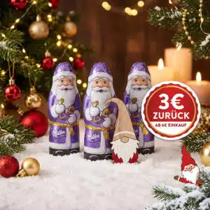 Drei Milka Schokoweihnachtsmänner auf Schnee vor geschmücktem Weihnachtsbaum mit Aktionsbanner: 3€ zurück ab 6€ Einkauf.
